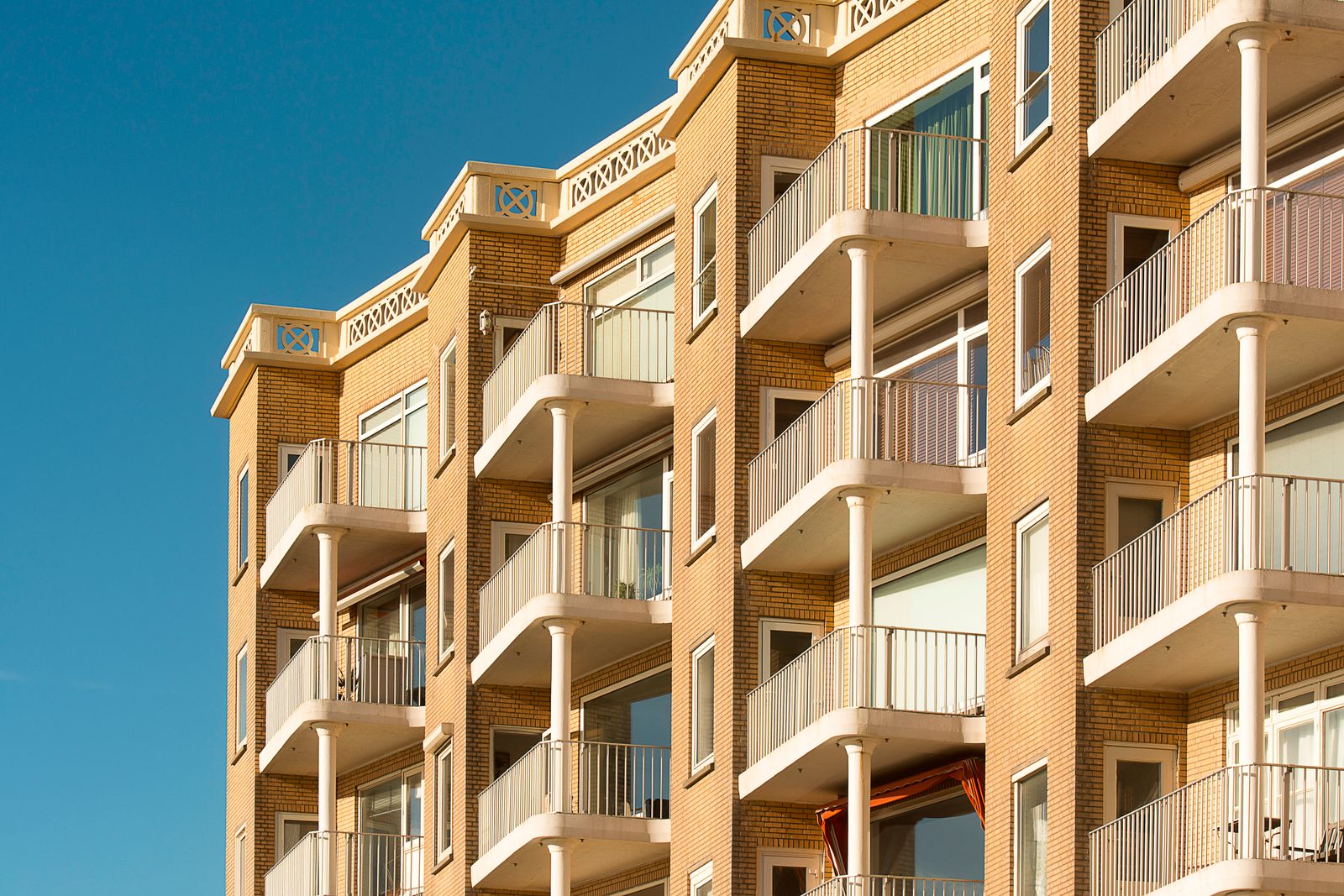 Brick multifamily apartment building